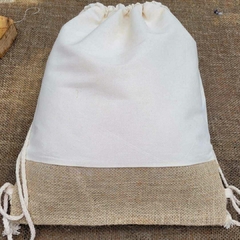 Sacomochila de algodão e juta natural, com parte superior em algodão branco e inferior em juta. Brinde sustentável e biodegradável.