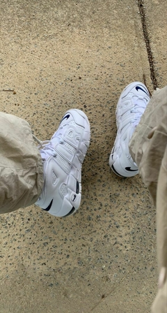 Nike Air More Uptempo White navy swoosh en internet