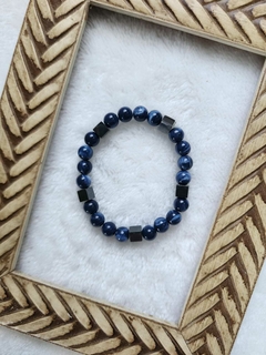 Pulseira em Resina Azul com Elegantes Cubos de Hematita na internet