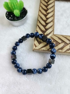 Pulseira em Resina Azul com Elegantes Cubos de Hematita