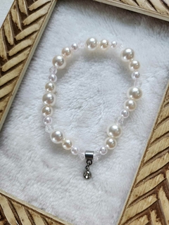 Pulseira Pérola com Cristal Translúcido e Pingente de Pingo de Luz: Elegância em Harmonia - comprar online