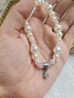 Pulseira Pérola com Cristal Translúcido e Pingente de Pingo de Luz: Elegância em Harmonia na internet