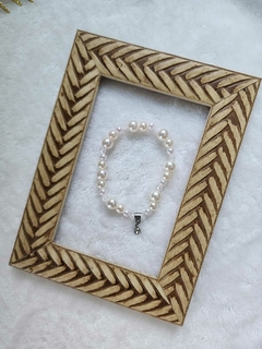 Pulseira Pérola com Cristal Translúcido e Pingente de Pingo de Luz: Elegância em Harmonia - Bijus da Pampam