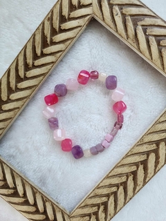 Pulseira Pedras em Tons de Lilás, Rosa Bebê e Pink: Delicadeza em Cores Vibrantes - Bijus da Pampam