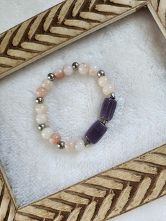 Pulseira em Quartzo com Pedra Roxa e Detalhes em Prata: Harmonia Natural na internet