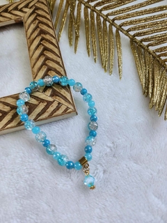 Pulseira de Contas Cintilantes em Tons de Azul com Pingente Dourado Facetado: Elegância Radiante
