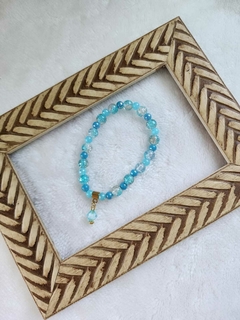 Pulseira de Contas Cintilantes em Tons de Azul com Pingente Dourado Facetado: Elegância Radiante na internet