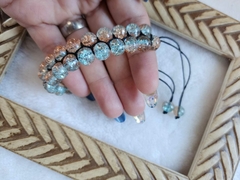 Elegância Trançada: Pulseira em Macramê com Contas Transparentes Azuis e Rosé