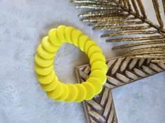 Sofisticação em Tons Solares: Pulseiras com Contas Achatadas Amarelas