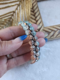Elegância Trançada: Pulseira em Macramê com Contas Transparentes Azuis e Rosé - comprar online