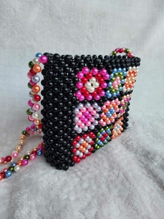 Bolsa Florescendo: Miçangas Pretas e Alça Vibrante - comprar online