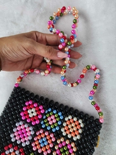 Bolsa Florescendo: Miçangas Pretas e Alça Vibrante - Bijus da Pampam