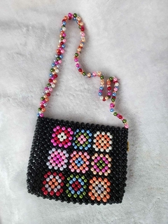 Bolsa Florescendo: Miçangas Pretas e Alça Vibrante - loja online