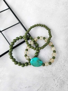 Trio Elegante em Verde Musgo: Miçangas e Detalhes Sofisticados