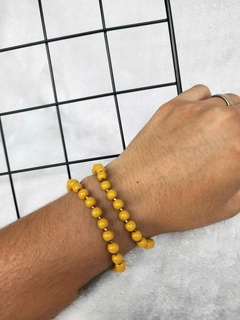 Dupla Casual Chic: Pulseiras Mostarda com Detalhes em Rose