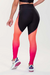 Imagem do CALÇA LEGGING LISA COM RECORTE ESTAMPA DIGITAL NA COXA (PRETO COM DETALHES ORANGE GRADIENT)