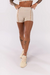 SHORT COM COBERTURA CONTRASTANTE (OFF-WHITE)