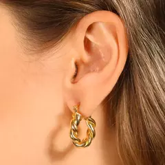 Brinco Argola Grossa Torcida Fecho Italiano Semijoia Banhado Ouro 18K - comprar online