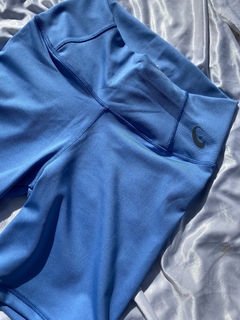 Short mitad de pierna celeste - comprar online