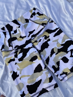 Short mitad de pierna camuflado amar