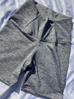 Short mitad gris