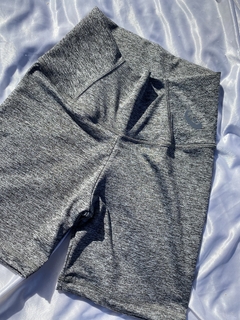 Short mitad gris en internet