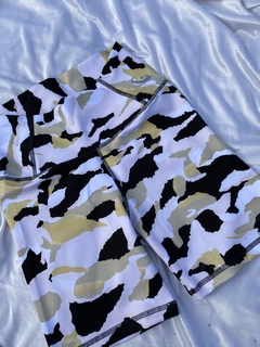 Short mitad de pierna camuflado amar en internet