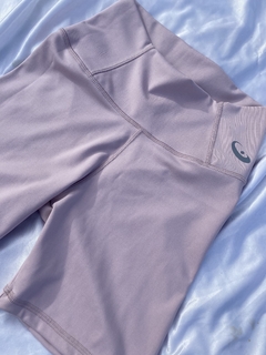 Short mitad de pierna lila