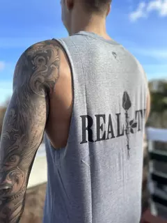Musculosa Over Reality en internet