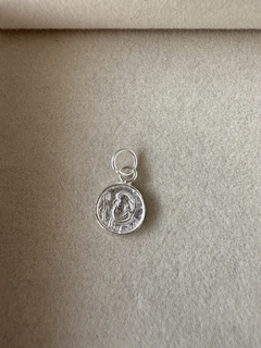 DIJE SAN BENITO DE PLATA 1,8 CM - comprar online