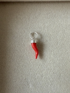 DIJE CUERNO ROJO 1,8 CM