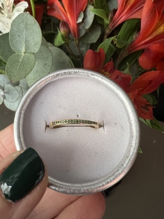 ANILLO CINTILLO DORADO CON VERDE