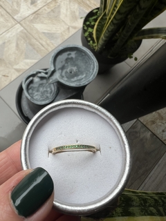 ANILLO CINTILLO DORADO CON VERDE - comprar online