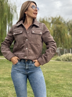 Campera gamuza con tachas en internet