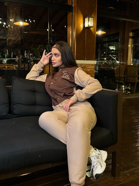 CONJUNTO MOLETOM JAQUETA BOTÕES - MARROM COM NUDE - comprar online