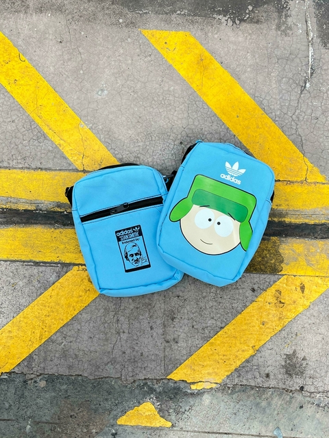 Bolso South Park Kyle Broflovski Azul – Diseño Exclusivo, Impermeable y con Múltiples Compartimentos