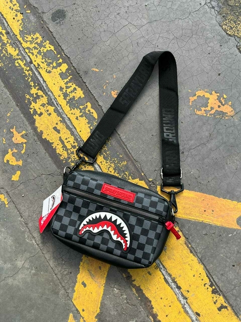 Carriel Sprayground a Cuadros Grises – Estilo y Exclusividad