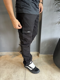 CARGO MOM SAM NEGRO - BUNKER INDUMENTARIA