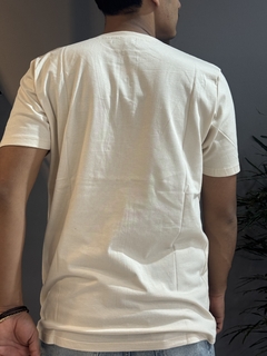 REMERA DISCO REG 3 BOTONES BEIGE - BUNKER INDUMENTARIA