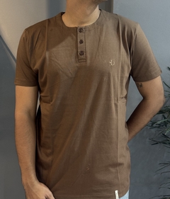 REMERA DISCO REG 3 BOTONES MARRON - comprar online