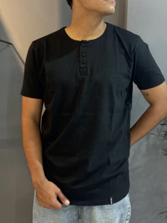 REMERA DISCO REG 3 BOTONES BLACK - comprar online