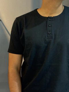 REMERA DISCO REG 3 BOTONES BLACK en internet