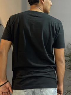 REMERA DISCO REG 3 BOTONES BLACK - BUNKER INDUMENTARIA