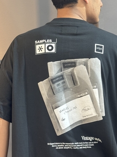 REMERA SAMP BOXY ESTEREO BLACK - tienda online