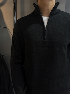 SWEATER NEGRO MEDIO CIERRE en internet