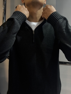SWEATER NEGRO MEDIO CIERRE - BUNKER INDUMENTARIA