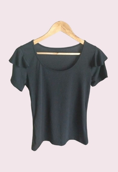 REMERA HOMBROS CON VOLADO