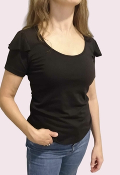 REMERA HOMBROS CON VOLADO - comprar online