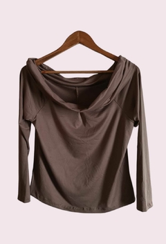 REMERA CUELLO BOTE