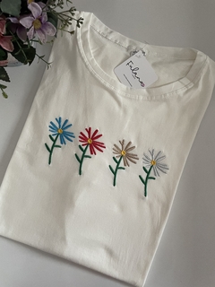 T-Shirt Flores Bordado PLUS - Fulana T-Shirts